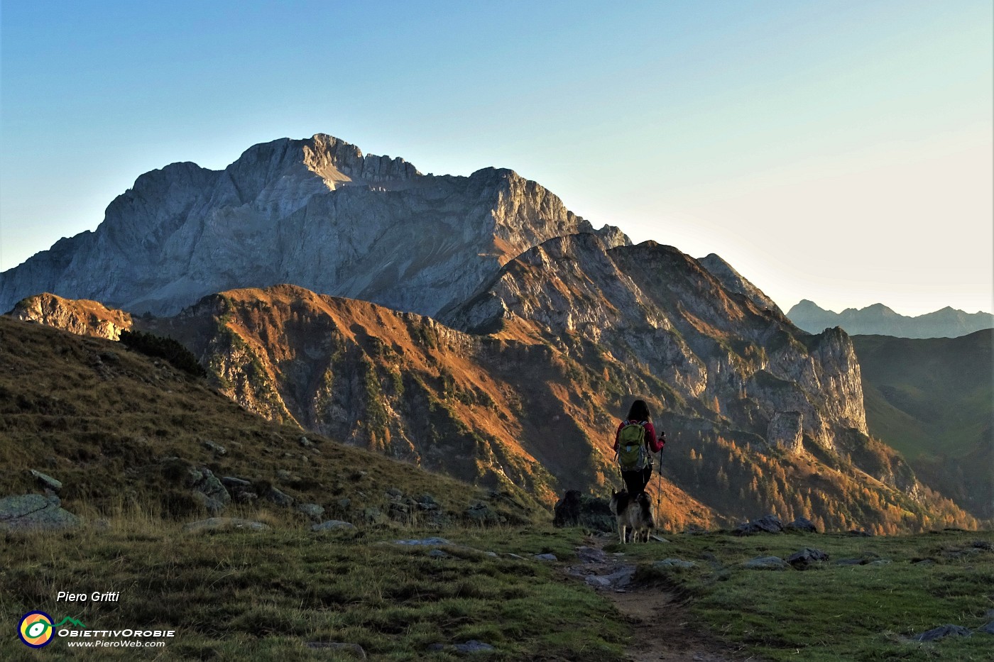 99 Seguendo il sent. 215 dal Passo di Mezzeno scendiamo alla Conca di Mezzeno con splendida vista in Arera .JPG